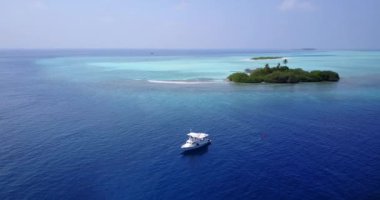 Ada sahilinde güneşli bir hava. Tayland, Asya 'da yaz tatili.    
