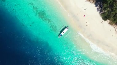 Kenetlenmiş tekneyle kıyı şeridinde dönüyor. Barbados, Karayiplere Seyahat.