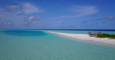Beyaz kumlu sahil şeridini temizleyin. Endonezya, Bali 'de tatil sezonu.