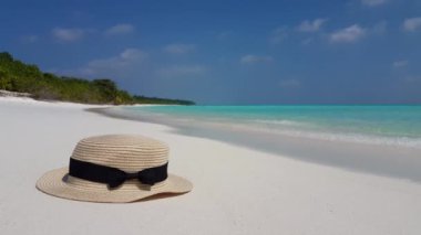 Sahilde hasır şapka. Endonezya, Bali 'de yaz tatili.