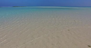 Sahilde sığ su. Antigua 'nın Doğa Manzarası.