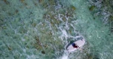 Turist denizde düztaban sürüyor. Bali, Endonezya 'ya egzotik yaz gezisi. 