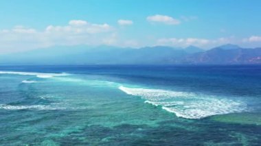 Hareket eden deniz dalgalarına bakıyorum. Bora Bora 'nın egzotik doğası, Fransız Polinezyası. 