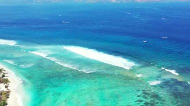 Turkuaz suyu olan güneşli bir sahil. Tayland, Asya 'nın tropikal doğası
