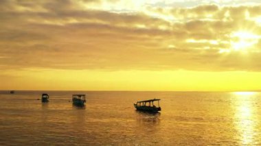 Deniz kenarında renkli bir gün batımı. Barbados, Karayipler 'e egzotik yolculuk.