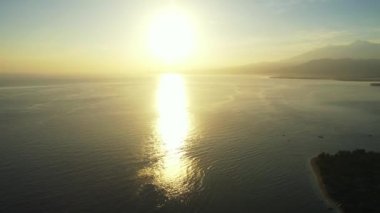 Deniz kenarında sakin bir gün batımı. Endonezya, Bali 'de yaz tatili.  