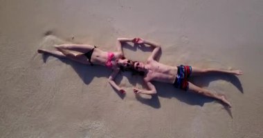 Mavi gökyüzü ve turkuaz denizin arkasında dinlenen güzel bir çift. Dominik Cumhuriyeti 'nde yaz tatili.