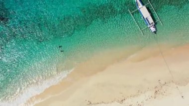 Gündüz deniz manzaralı. Barbados, Karayiplerin güneşli doğası. 