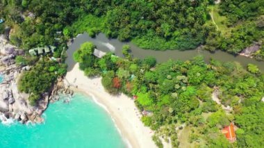 Yeşil ağaçlar ve büyük kayalarla kıyı manzarası. Gili Trawangan, Endonezya 'nın doğal manzarası.