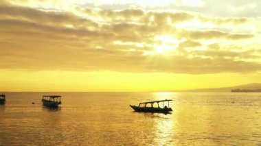 Sahilde gün batımı manzarası. Endonezya 'nın Idyllic doğası.