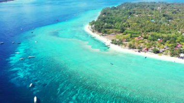 Adadaki çeşitli binalar tepeden görülüyor. Endonezya, Bali 'deki egzotik manzara.  