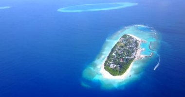 Uçsuz bucaksız mavi deniz ve tepeden bakan bir ada. Barbados, Karayipler 'in tropik cenneti. 