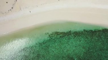 Temiz sığ suları olan kör edici derecede beyaz kumlu bir sahil. Endonezya, Bali 'ye egzotik yolculuk.