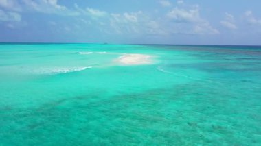 Tropikal adanın turkuaz okyanusuyla resim gibi bir manzara. 