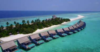 Sıcak bungalovları olan tropik bir ada. Tayland 'da boş zaman.