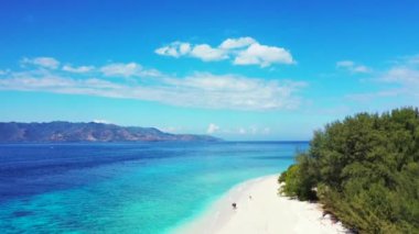 Dağlı mavi deniz manzarası. Bali 'de yaz manzarası.