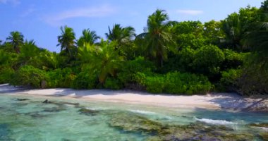 Büyük kayalar kıyı şeridini koruyor. Tayland, Asya gezisi.