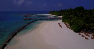 Kumlu tropik sahilde masa ve sandalyeler. Tayland 'a gidiyorum..