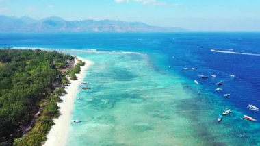 Deniz kıyısı tepeden görünüyor. Malezya, Asya 'da yaz tatili.