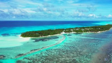 Yeşil adanın deniz manzarası ve açık mavi deniz. Karayiplerdeki Dominik Cumhuriyeti 'nde yaz tatili.