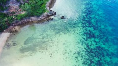 Rocky adası kıyısı. Dominik Cumhuriyeti, Karayipler 'de yaz tropik sahneleri.  
