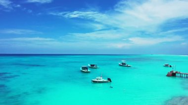 Parlak turkuaz deniz manzaralı arka plan. Barbados, Karayipler 'e tropik gezi.  