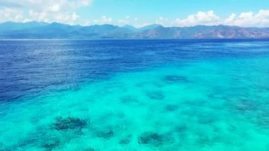 Canlı turkuaz deniz kenarı adası. Bahamalar cennet sahnesi, Karayipler.