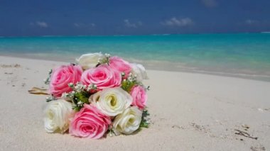 Sahilde beyaz ve pembe güllü gelin buketi. Endonezya, Bali 'de yaz manzarası.