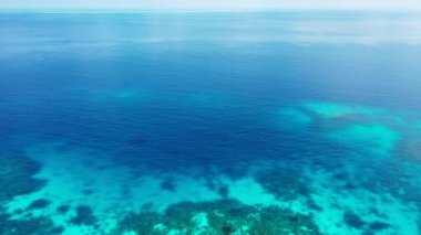 Canlı turkuaz deniz manzarası. Tayland 'da yaz mevsimi.  
