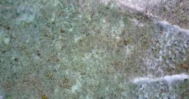 Kristal okyanus suyu olan tropik bir ada. Güzel doğa manzarası yaz tatili konsepti 