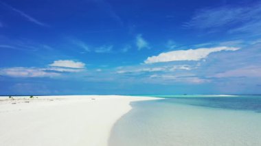 Gün ortasında beyaz kumlu sakin bir sahil şeridi. Tayland 'a Seyahat.