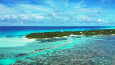 İnsansız hava aracından ropikal adaya bakıyorum. Güney Asya, Maldivler 'de yaz deniz manzarası.