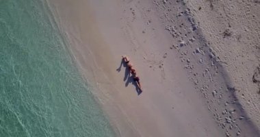 Genç aşık çift tropikal adada dinleniyor.