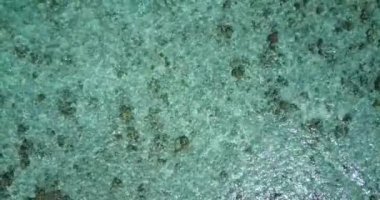 Şeffaf mavi sığ suyun üst görüntüsü. Antigua Adası, Karayipler 'de egzotik tatil.