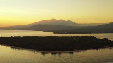Deniz kenarında inanılmaz bir gün batımı manzarası. Dominik Cumhuriyeti, Karayipler 'de yaz tropik sahneleri. 
