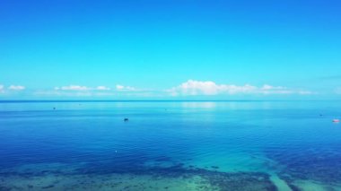 Sonsuz mavi deniz. Dominik Cumhuriyeti, Karayipler 'de yaz manzarası.