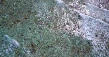 Dalgalanan küçük deniz dalgaları. Endonezya, Bali 'de yaz tatili.  