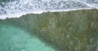 Hareket eden deniz dalgalarına bakıyorum. Bora Bora 'nın egzotik doğası, Fransız Polinezyası. 
