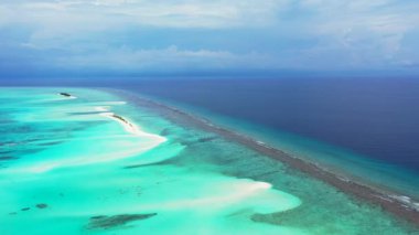 Turkuaz su ve kayalık mercan tabanlı sığ su. Polinezya 'daki adaya bak.
