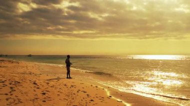 Maldivler 'de balık tutan adam. Yaz tatili.