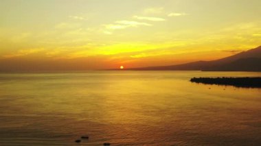 Sahilde gün batımı manzarası. Endonezya 'nın Idyllic doğası.