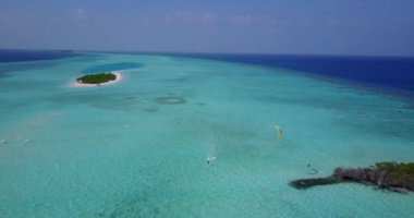 Turkuaz suyla deniz kenarında. Malezya, Asya 'da yaz tatili.