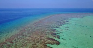 Dibinde sığ su ve kayalar olan mavi denizin havadan görünüşü. Güney Asya 'da Maldivler Tatili.