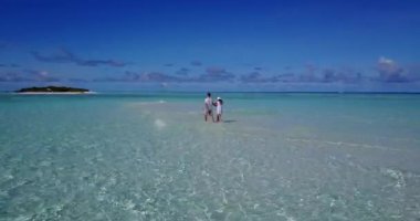 Mavi gökyüzü ve turkuaz denizin arkasında dinlenen güzel bir çift. Dominik Cumhuriyeti 'nde yaz tatili.