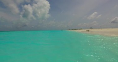 Sahildeki dalgalı suyun yakın görüntüsü. Antigua 'ya yaz yolculuğu.