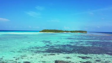 Tropikal adanın hava görüntüleri. Yaz tatili konsept videosu 
