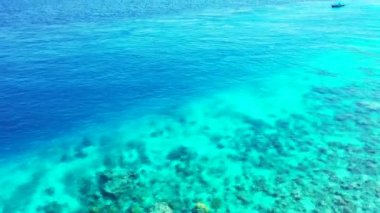 Dalgalı deniz suyu. Bali 'nin tropikal doğası.