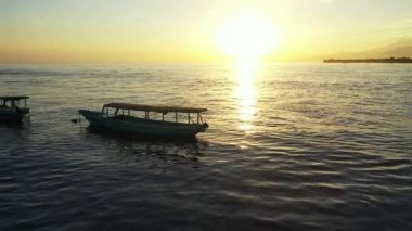 Deniz kenarında sarı gün batımı. Antigua 'ya yaz yolculuğu.