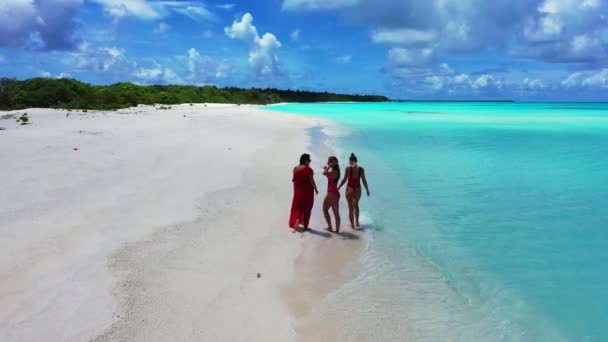 Grupo Tres Hermosas Mujeres Jóvenes Atractivas Caminando Playa — Vídeos de Stock