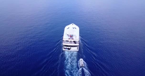 Большая Яхта Маленькой Лодкой Движущейся Море Летний Отдых Бали Индонезия — стоковое видео